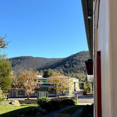 Colonial Bank Motel Omeo エクステリア 写真