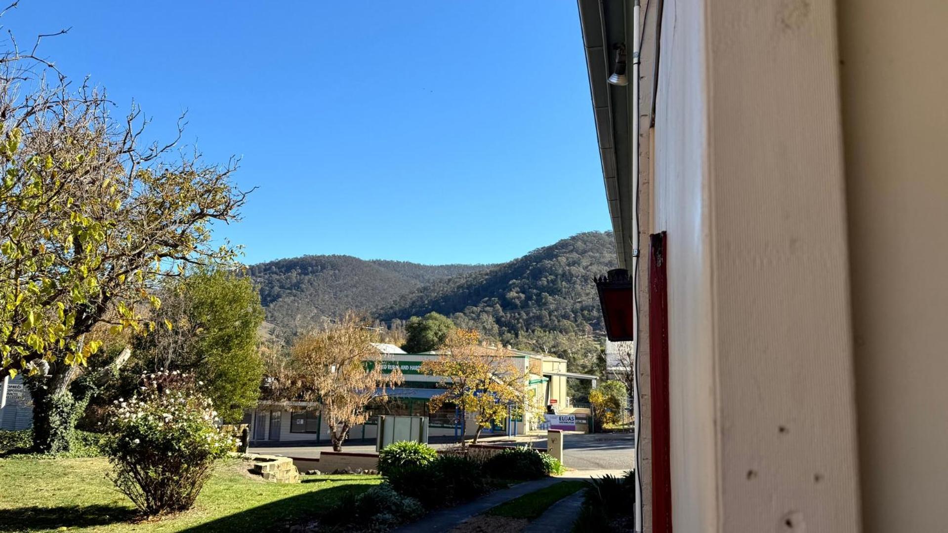 Colonial Bank Motel Omeo エクステリア 写真